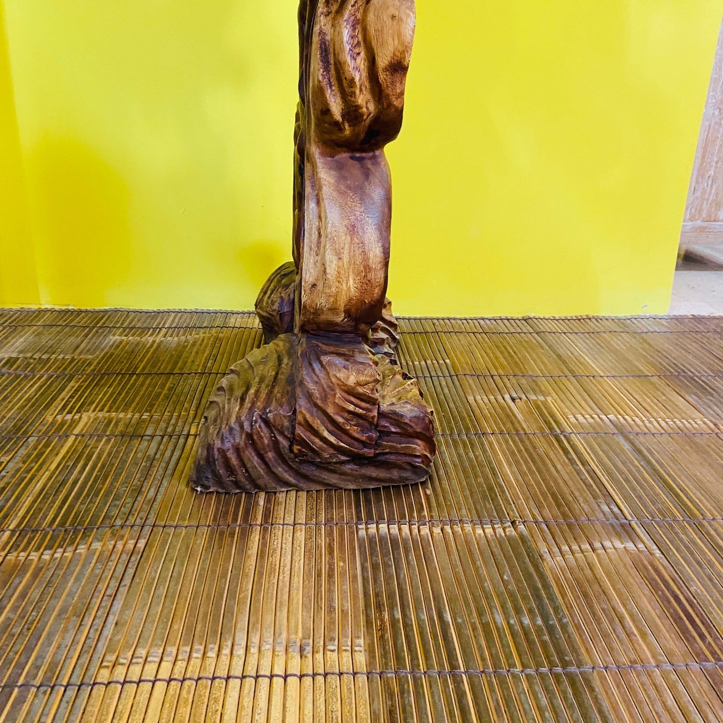 Sculpture de dauphin dansant Statue ethnique en bois