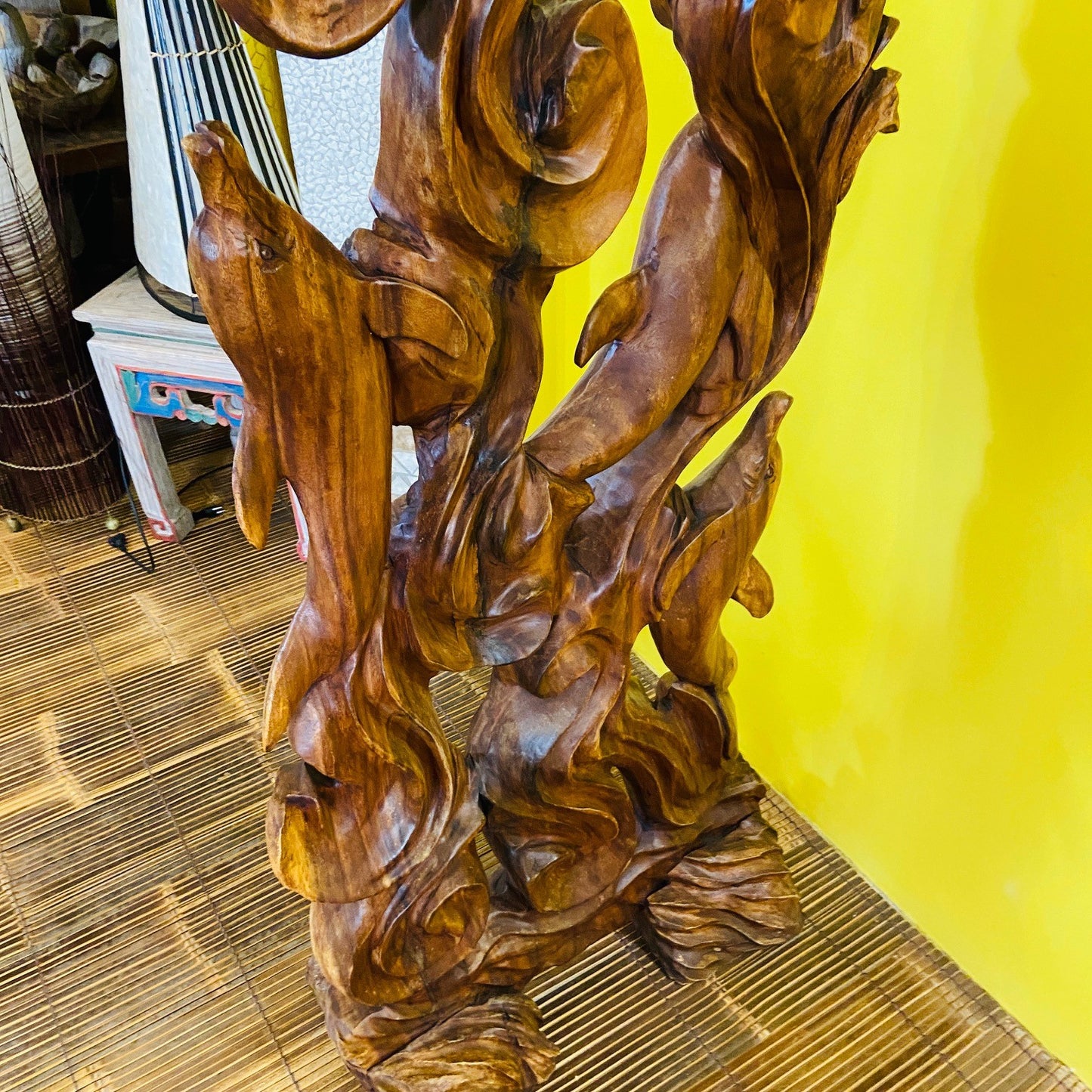 Sculpture de dauphin dansant Statue ethnique en bois