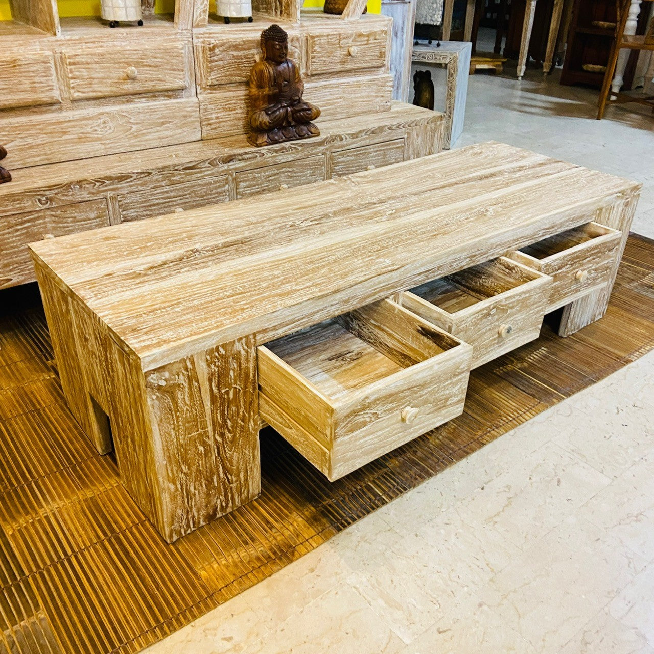 Table basse en teck de style shabby chic