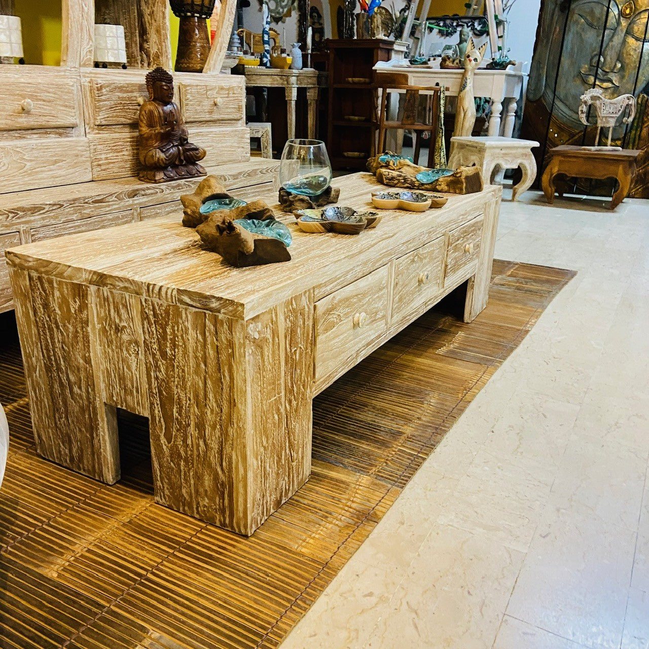 Table basse en teck de style shabby chic
