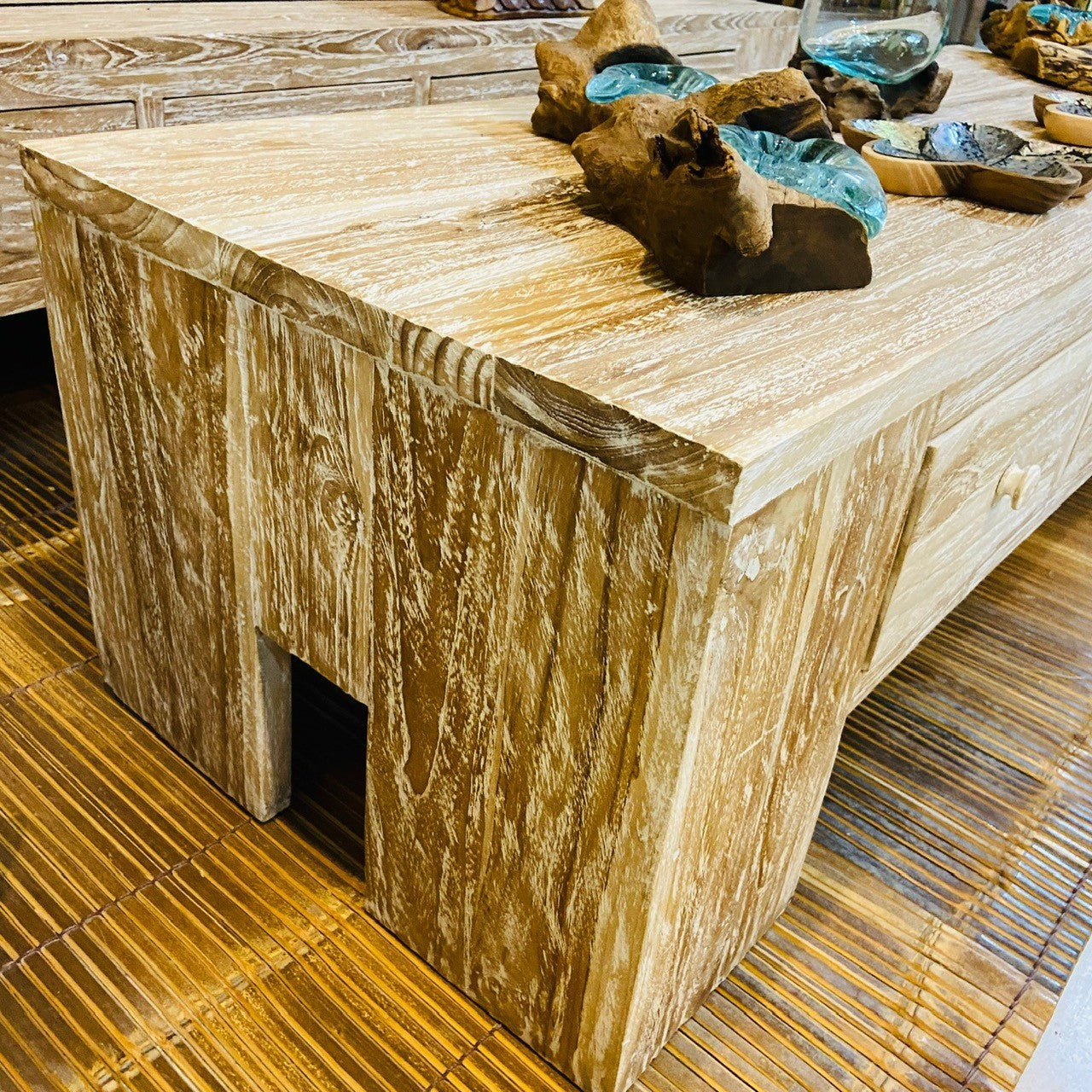 Table basse en teck de style shabby chic