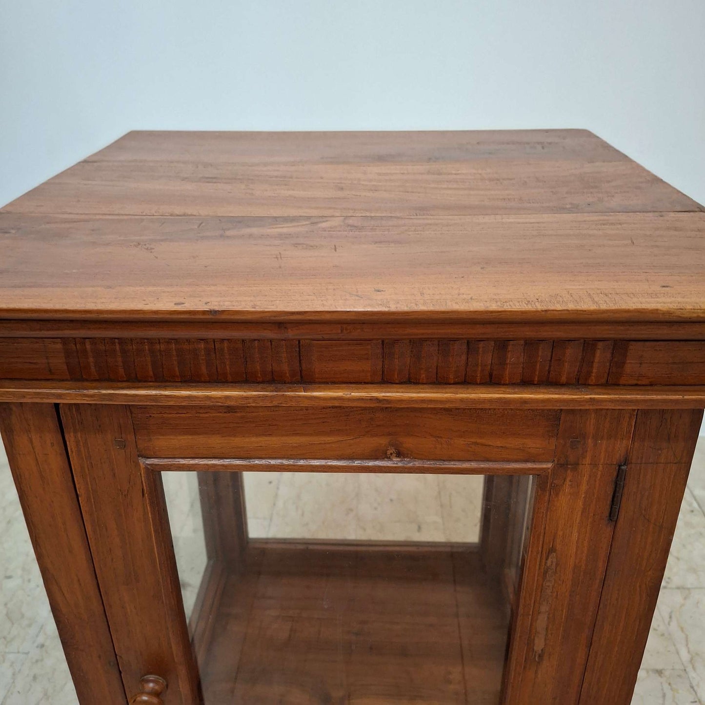 vitrine carrée en bois de teck, art pauvre
