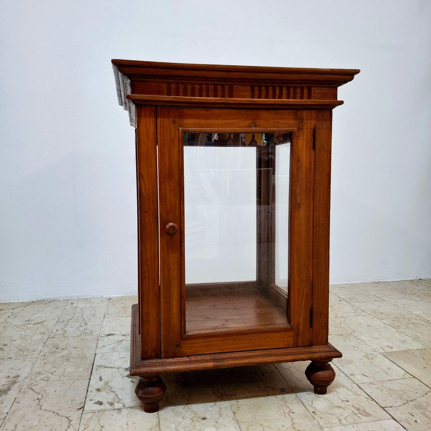 vitrine carrée en bois de teck, art pauvre