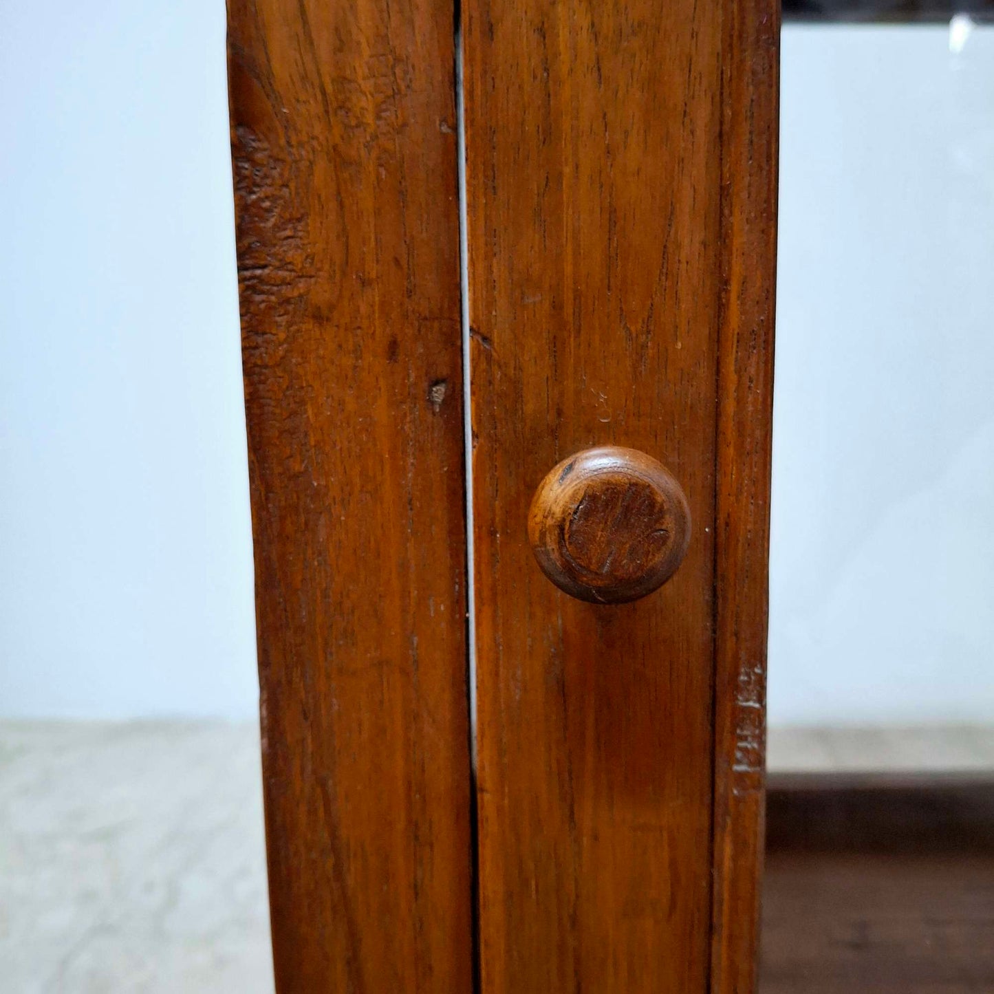 vitrine carrée en bois de teck, art pauvre
