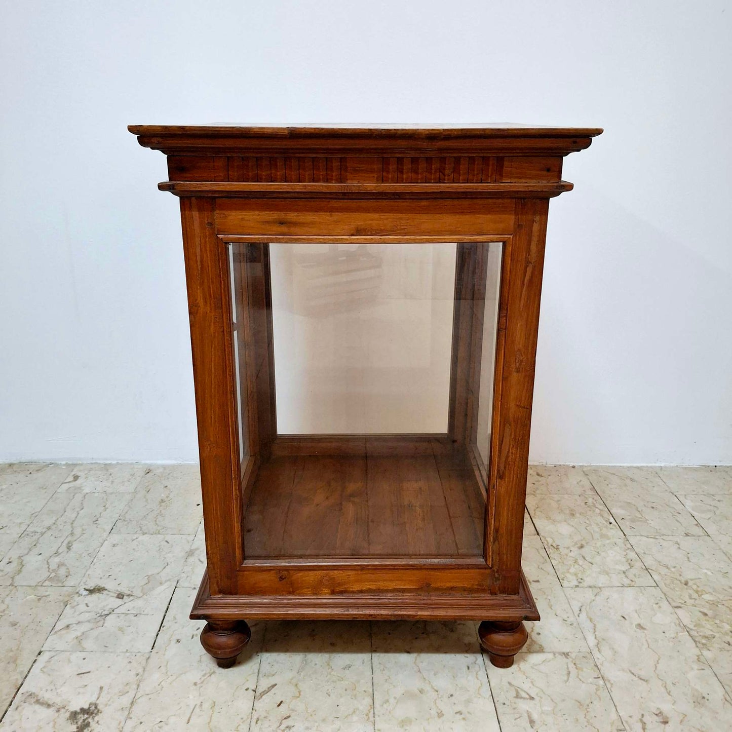 vitrine carrée en bois de teck, art pauvre