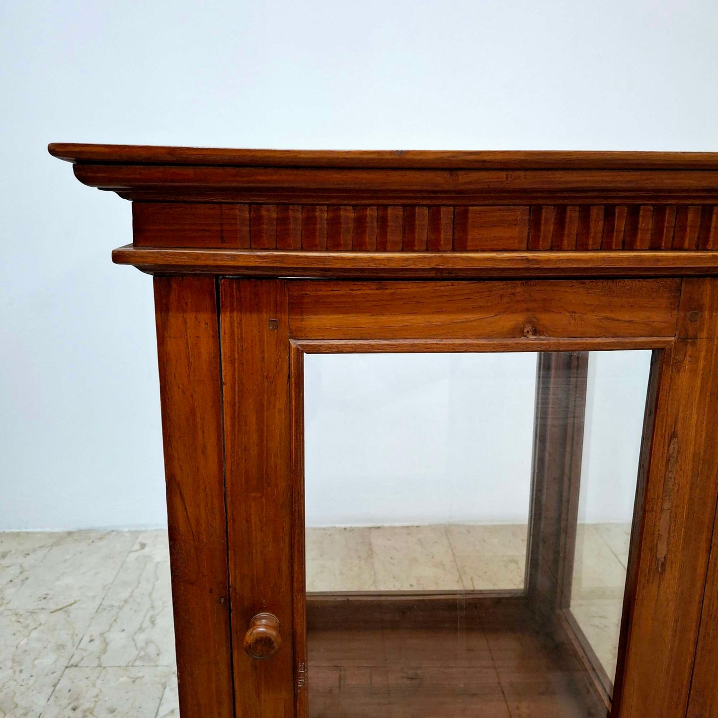 vitrine carrée en bois de teck, art pauvre