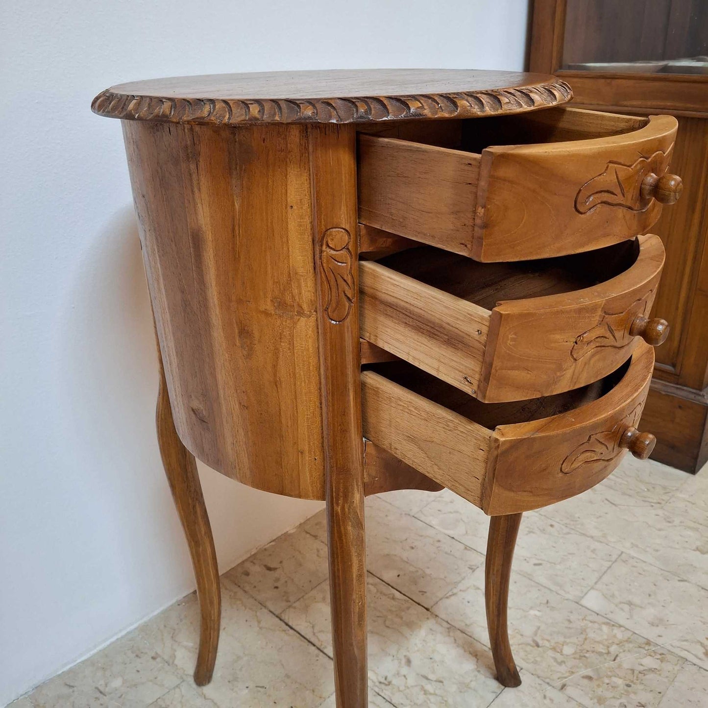 Table de chevet de style Art Nouveau sculptée en bois de teck