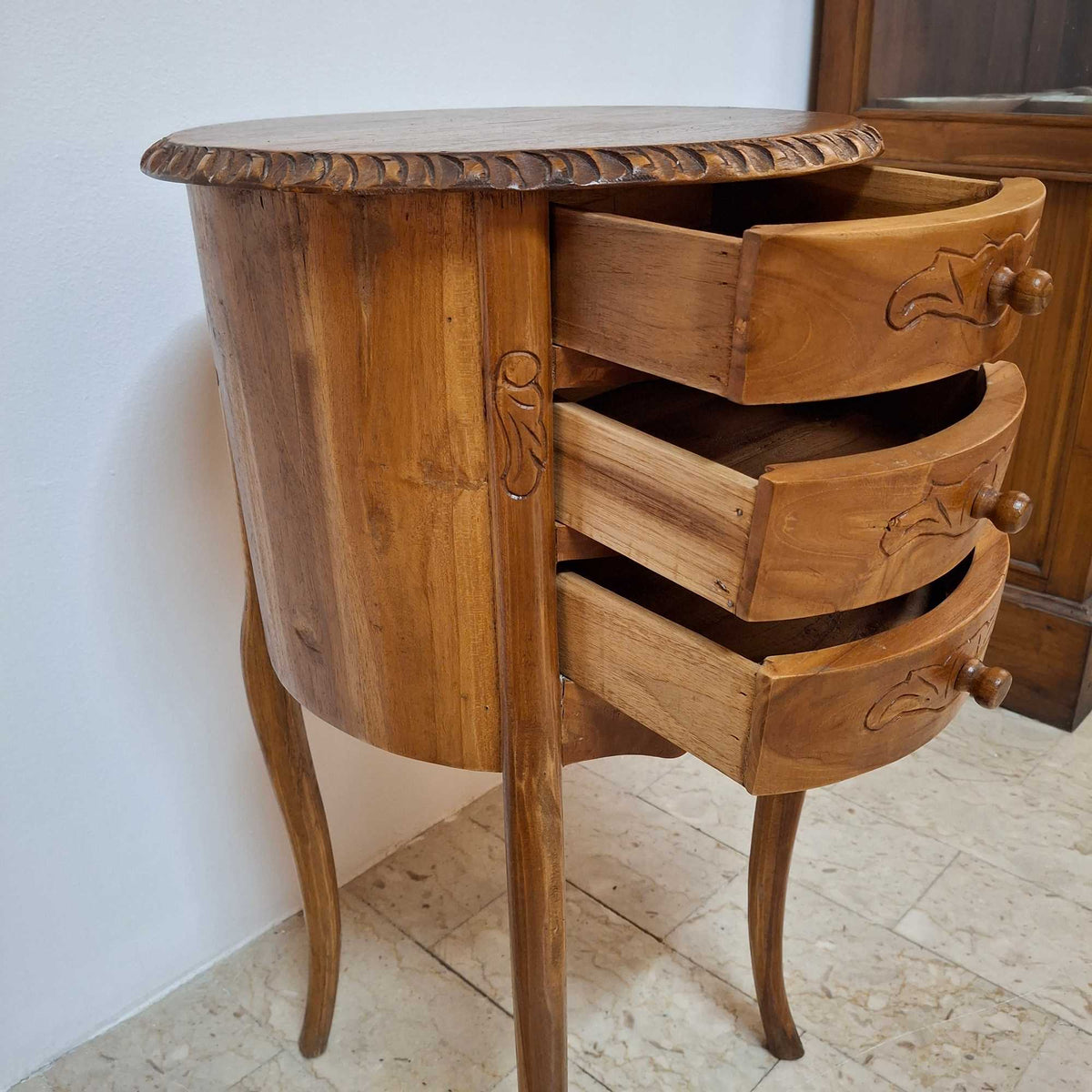 Comodino stile liberty intagliato in legno teak - ETNICBAY
