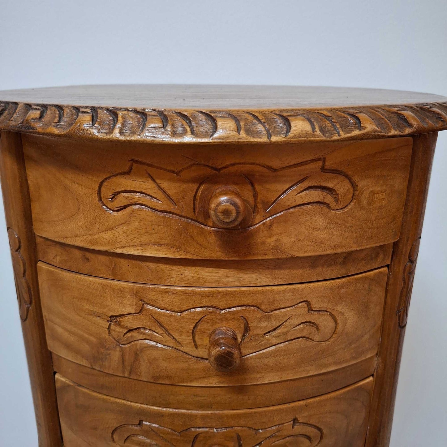 Table de chevet de style Art Nouveau sculptée en bois de teck