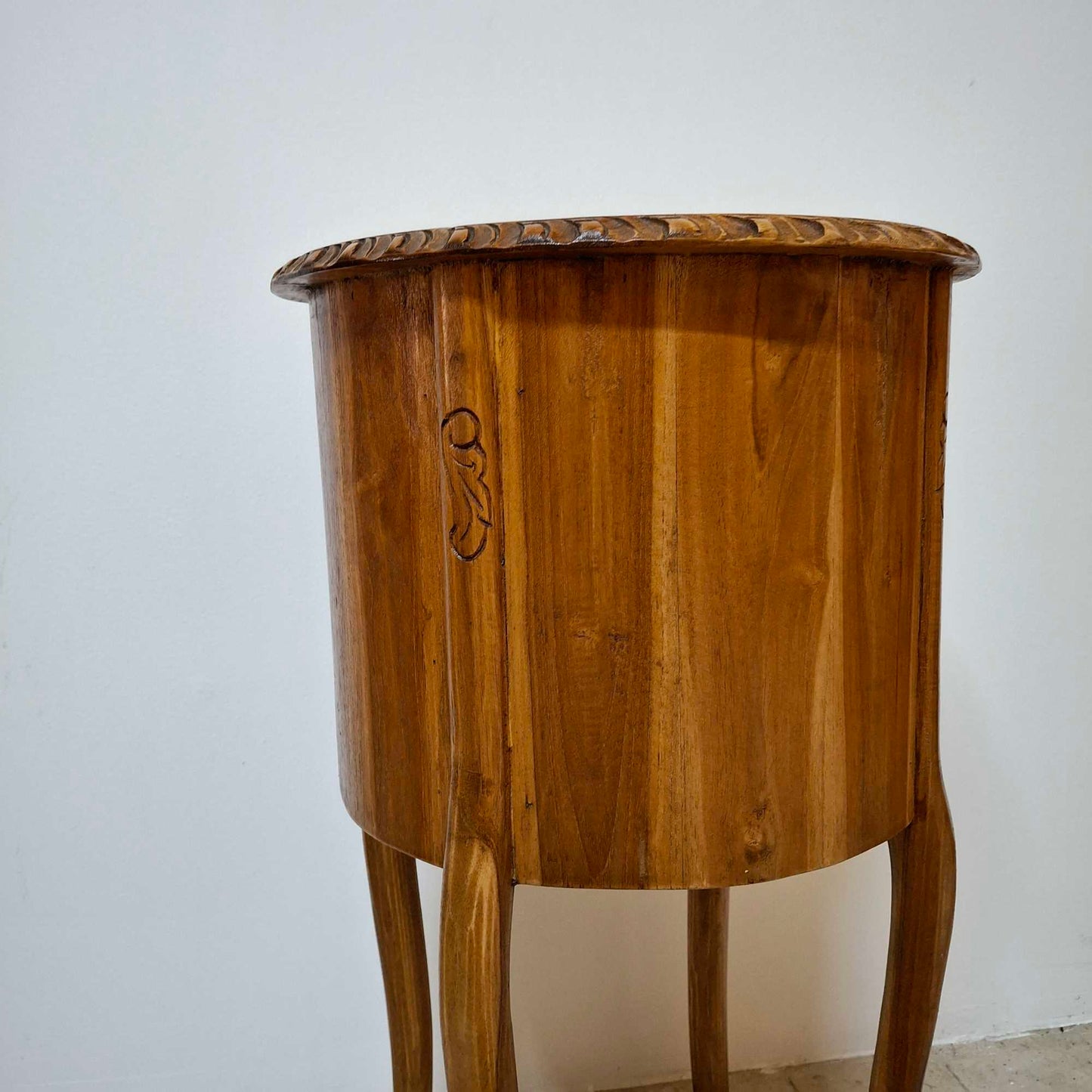 Table de chevet de style Art Nouveau sculptée en bois de teck