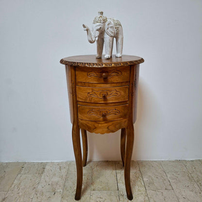 Table de chevet de style Art Nouveau sculptée en bois de teck