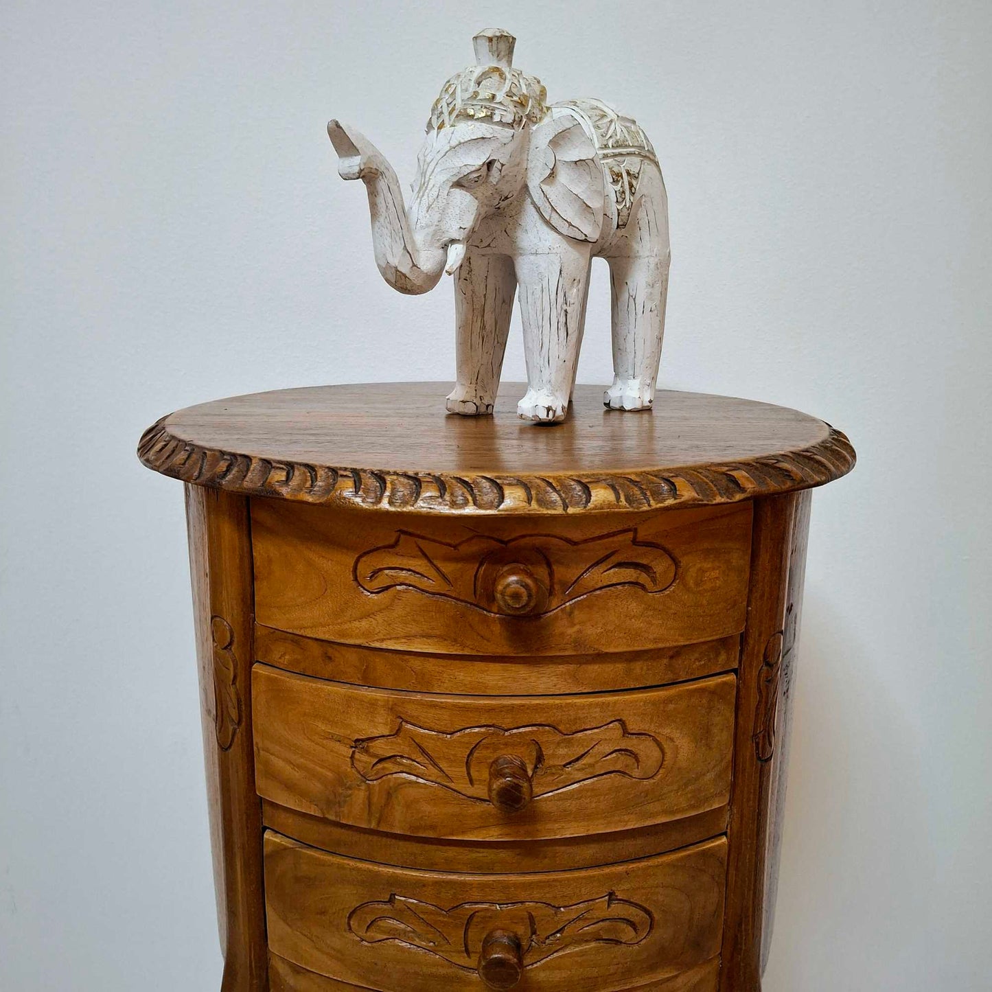 Table de chevet de style Art Nouveau sculptée en bois de teck