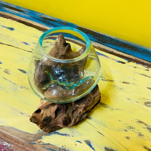 Vase ethnique en verre fusionné sur racine d'orchidée
