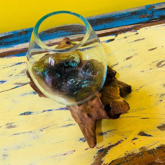 Vase ethnique en verre fusionné sur racine d'orchidée