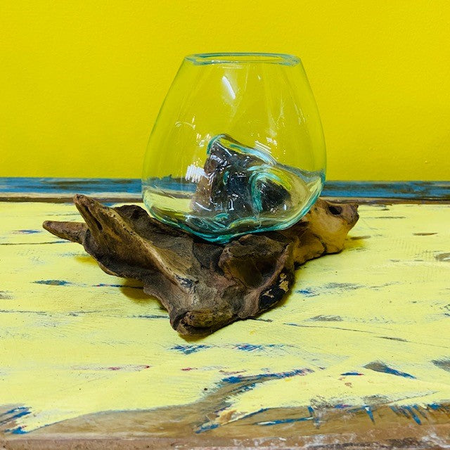 Vase ethnique en verre fusionné sur racine d'orchidée