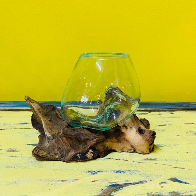 Vase ethnique en verre fusionné sur racine d'orchidée