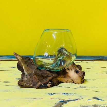 Vase ethnique en verre fusionné sur racine d'orchidée