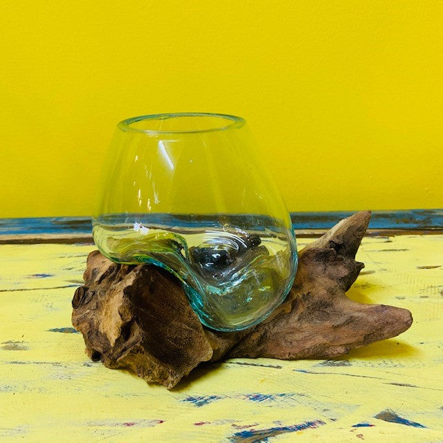 Vase ethnique en verre fusionné sur racine d'orchidée