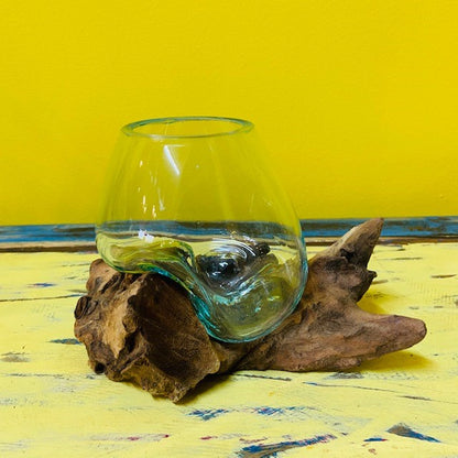 Vase ethnique en verre fusionné sur racine d'orchidée