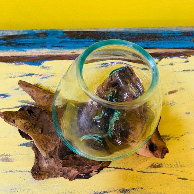 Vase ethnique en verre fusionné sur racine d'orchidée