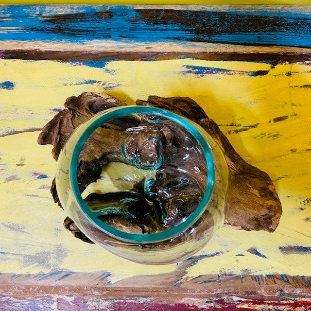 Vase ethnique en verre fusionné sur racine d'orchidée