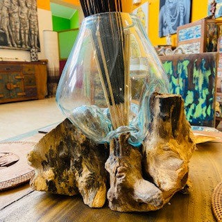 Vase en verre fusionné sur ampoule d'aquarium racine