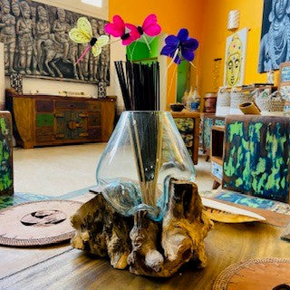 Vase en verre fusionné sur ampoule d'aquarium racine