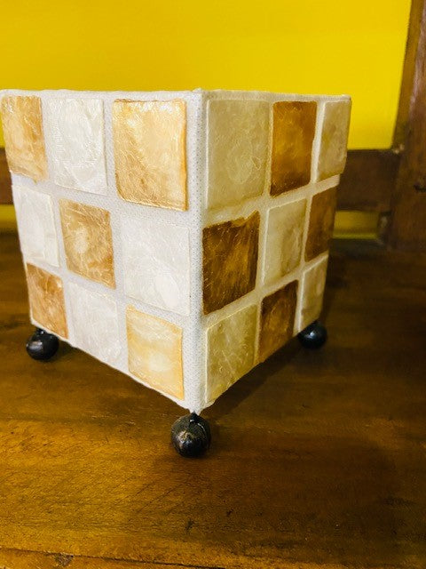 Bougeoir cube en nacre et or blanc, style minimaliste