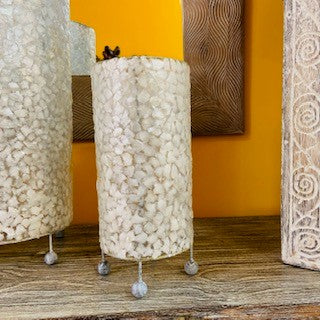 Lampe cylindrique blanche en nacre abat-jour ethnique