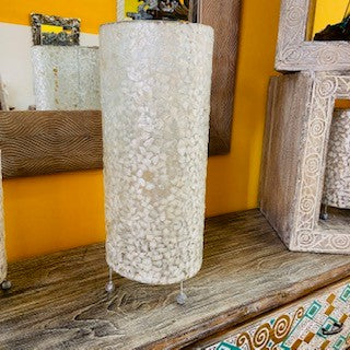 Lampe cylindrique blanche en nacre abat-jour ethnique