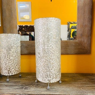 Lampe cylindrique blanche en nacre abat-jour ethnique