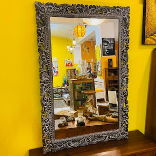 Miroir ethnique avec cadre en bois décapé noir