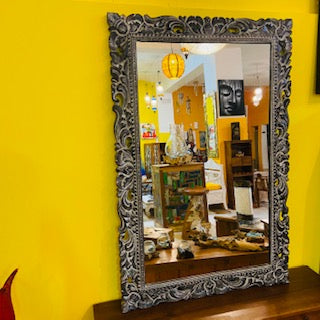 Miroir ethnique avec cadre en bois décapé noir