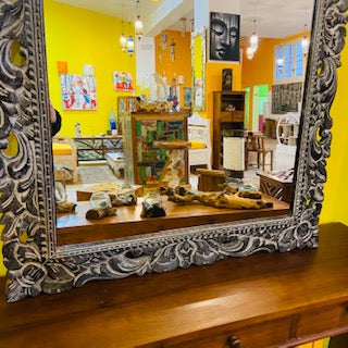 Miroir ethnique avec cadre en bois décapé noir
