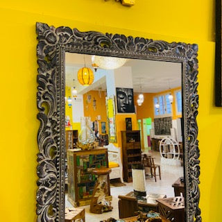 Miroir ethnique avec cadre en bois décapé noir