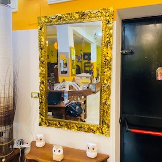Miroir ethnique avec cadre en bois décapé noir