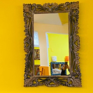 Miroir ethnique avec cadre en bois décapé noir