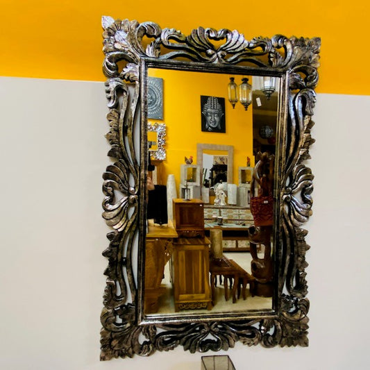 Miroir ethnique ancien avec cadre en bois argenté