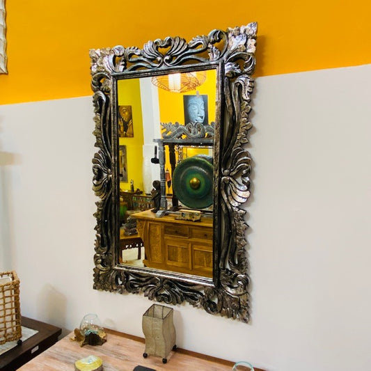 Miroir ethnique ancien avec cadre en bois argenté