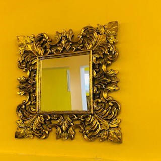 Miroir baroque avec cadre en bois doré