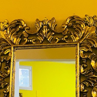 Miroir baroque avec cadre en bois doré