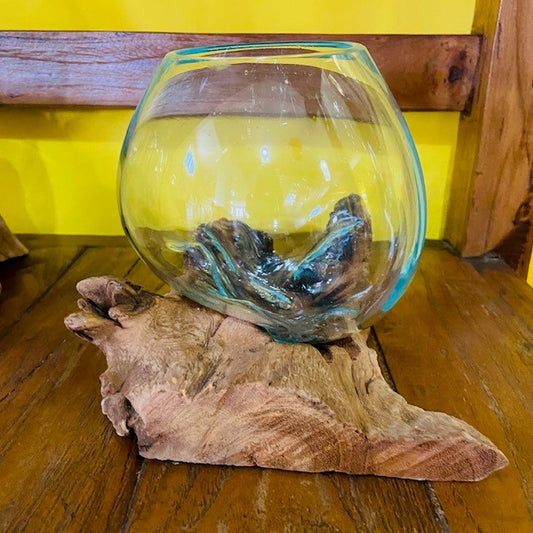 Vase ethnique en verre fusionné sur racine d'orchidée
