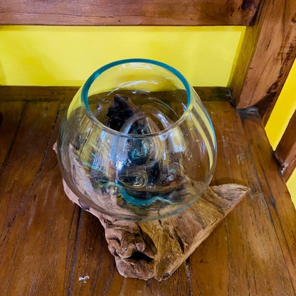 Vase ethnique en verre fusionné sur racine d'orchidée