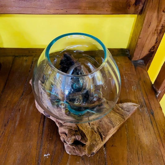 Vase ethnique en verre fusionné sur racine d'orchidée