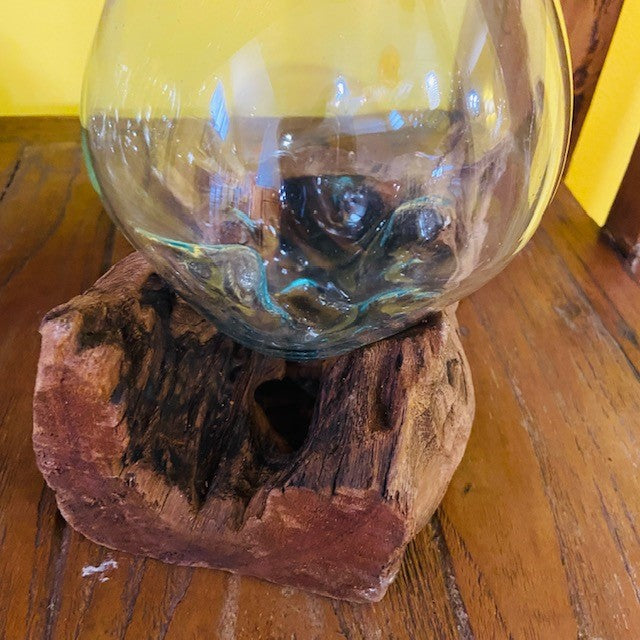 Vase ethnique en verre fusionné sur racine d'orchidée