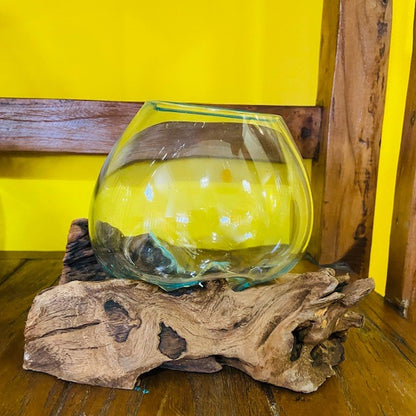 Vase ethnique en verre fusionné sur racine d'orchidée