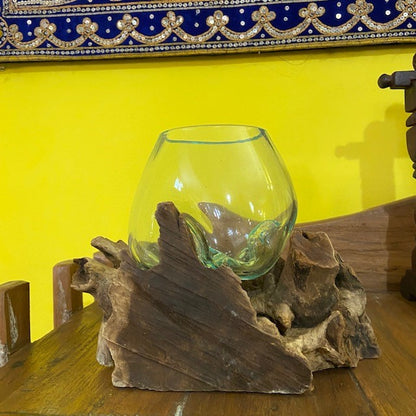 Vase à orchidées en verre sur bois ornement ethnique