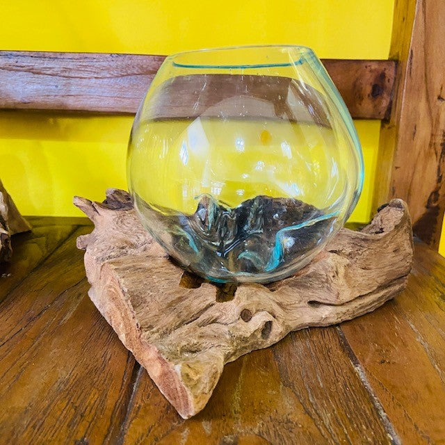 Vase ethnique en verre fusionné sur racine d'orchidée