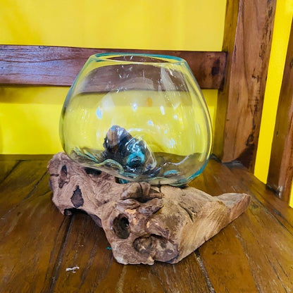 Vase ethnique en verre fusionné sur racine d'orchidée