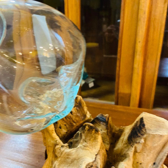 Vase à orchidées en verre sur bois ornement ethnique